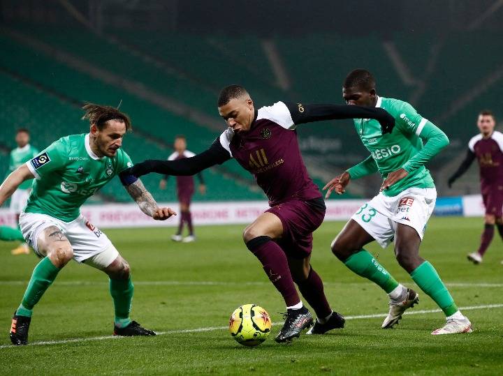  里昂客场作战显疲态，后防失误连连负于巴黎圣日耳曼